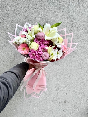 Pembe Beyaz Renklerde Çiçek Buketi